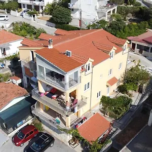 Apartment Mara Seget Vranjica